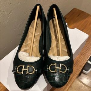 Aldo Dark Green Croc-Embossed Flats with Gold Accents EUC Size 8.5